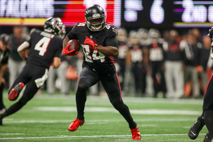 Jan 8, 2023; Atlanta, Georgia, USA; Atlanta Falcons running back Cordarrelle Patterson (84) runs the ball against the Tampa Bay Buccaneers in the second half at Mercedes-Benz Stadium.